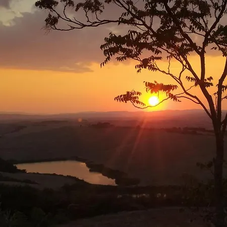 L'oasi Delle Crete Senesi ゲストハウス